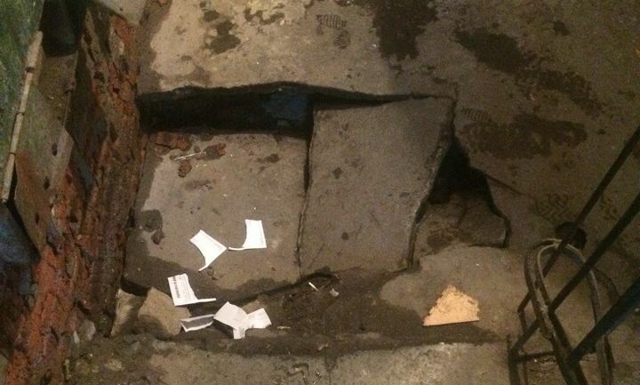 В доме на 4-й Транспортной в Омске провалился бетонный пол