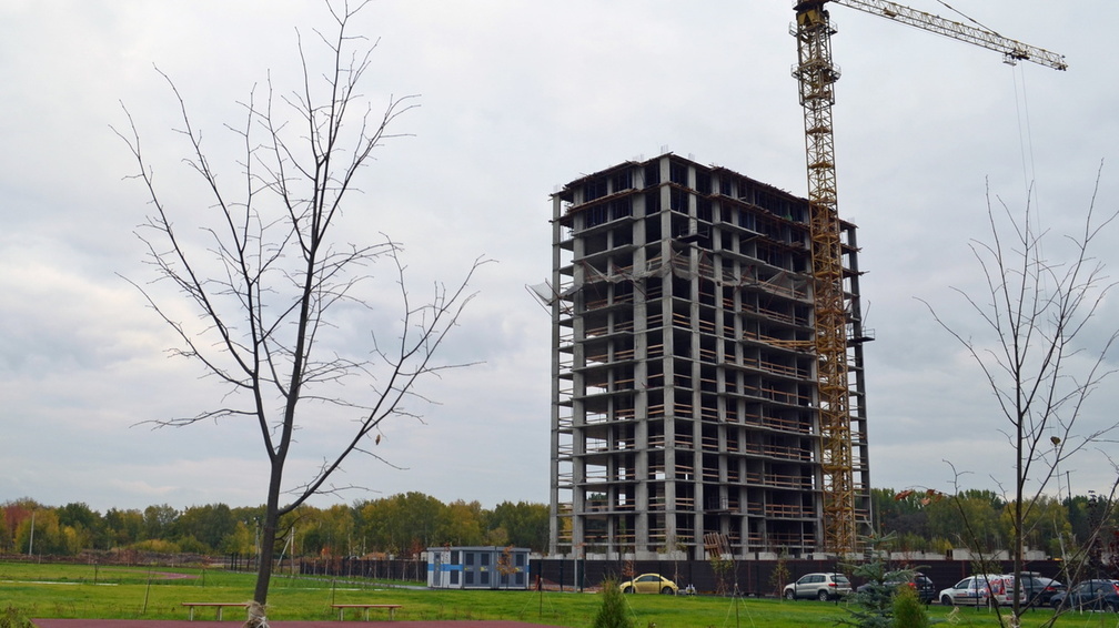 В Омске строительство дома возле ТК «Триумф» хотят завершить в октябре