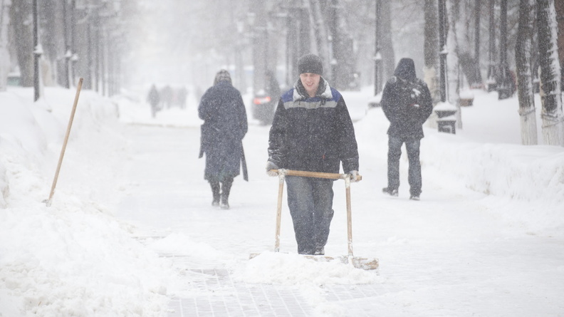 Омским пенсионерам пообещали бесплатно вывезти снег