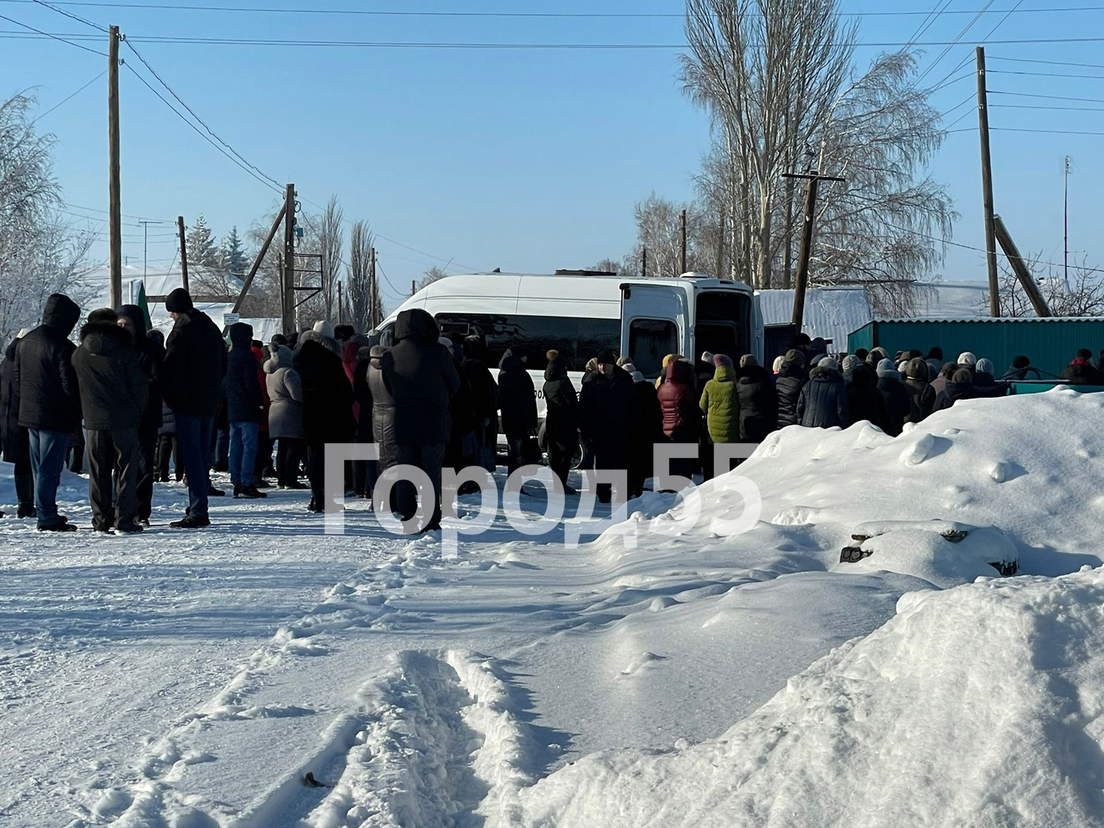 «Вся улица была заполнена людьми»: В омском селе Юрьевка простились с убитой семьей