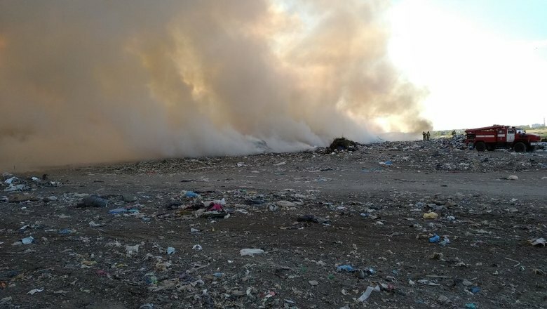 На Кировском полигоне ТБО круглосуточно тушат тлеющий мусор