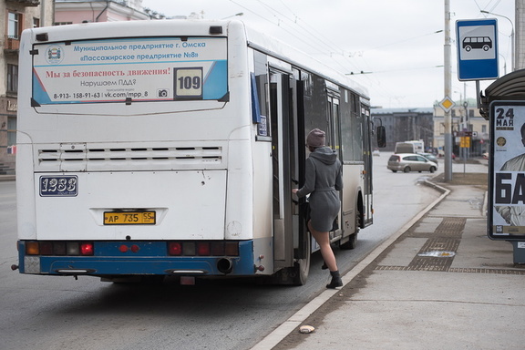 Водителя омского автобуса проверят из-за аудиокниги о взрывчатке и террористах