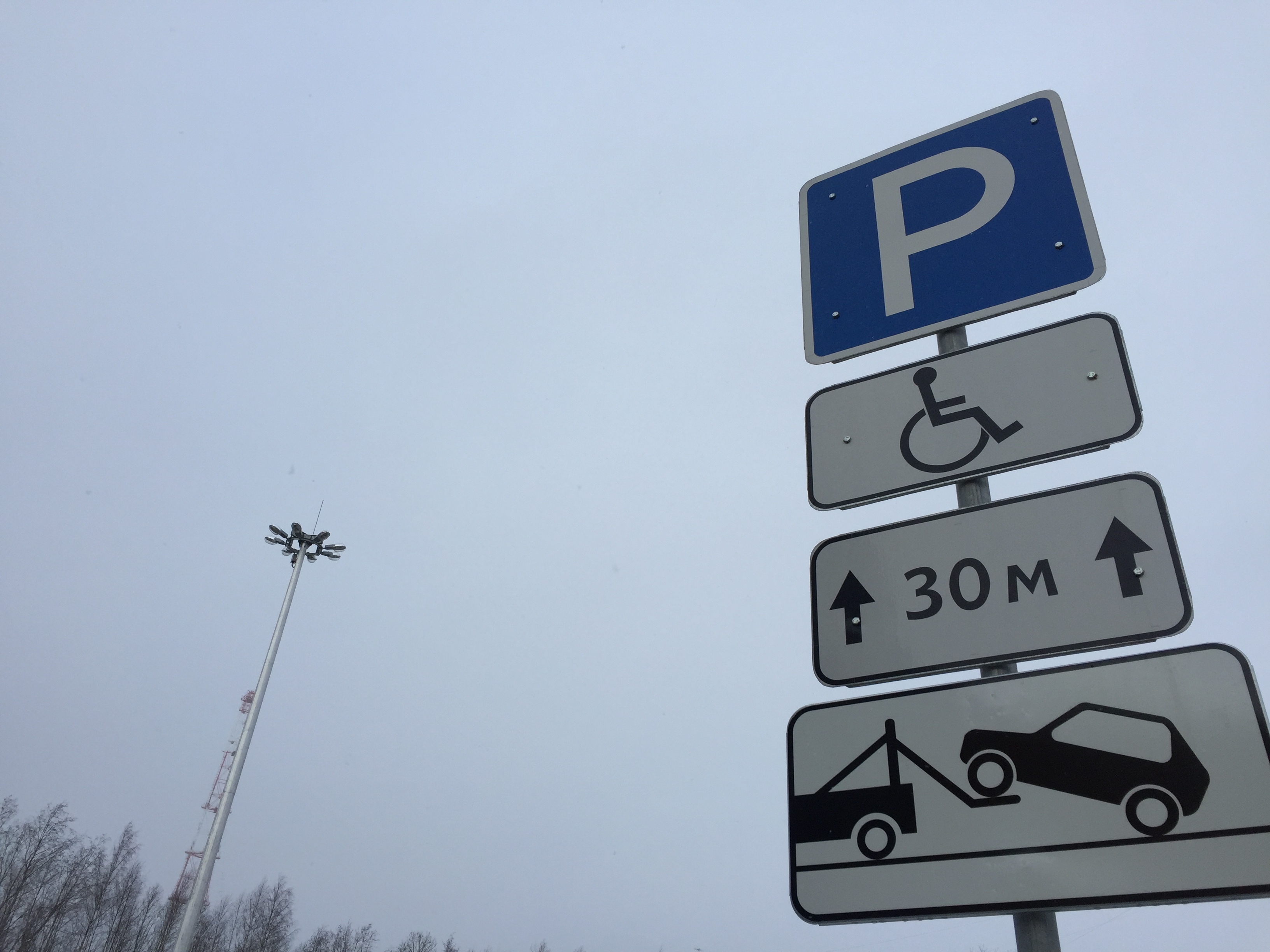 Парковки у омских школ и больниц останутся бесплатными