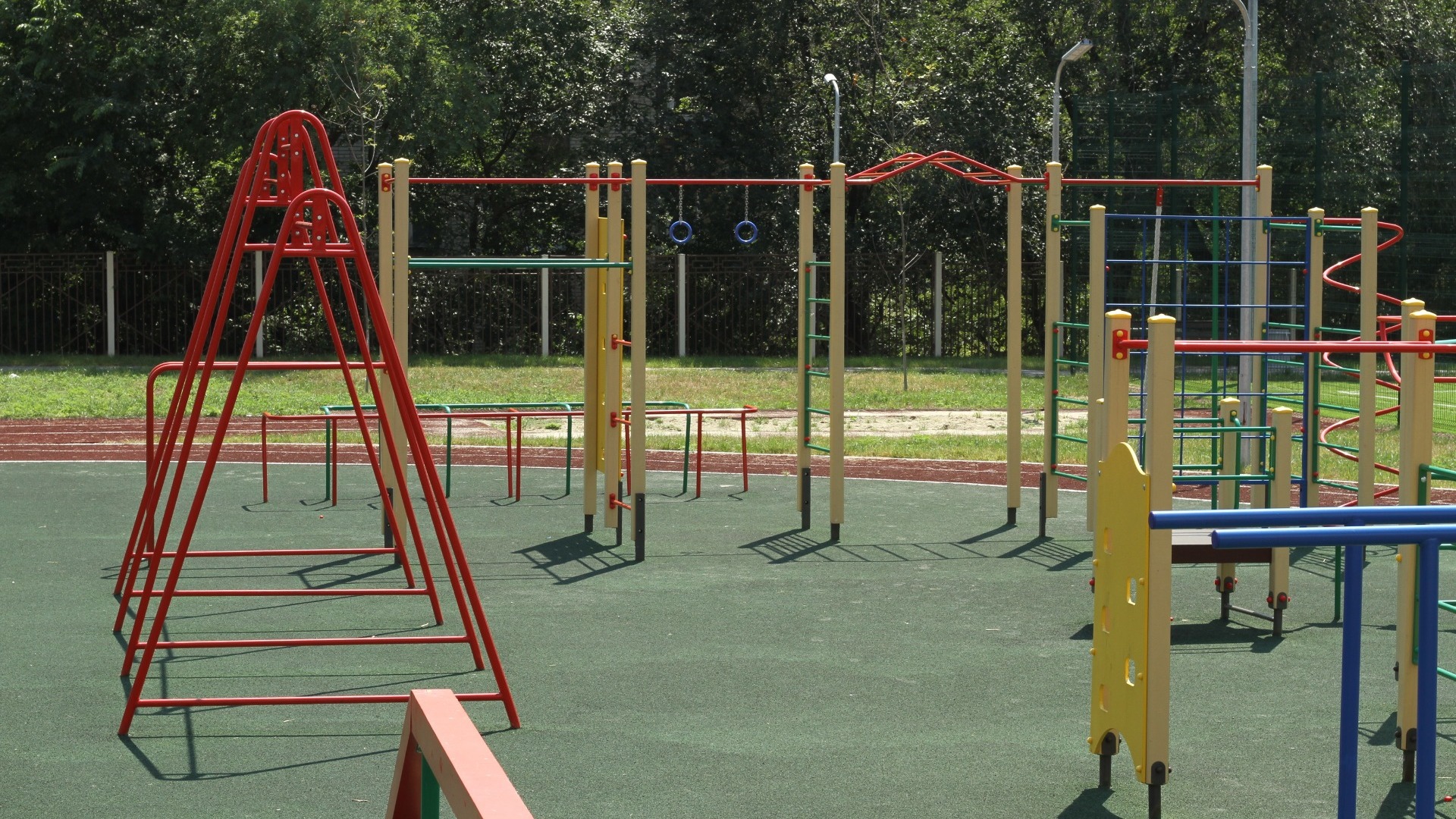 Площадка для детей в омской Нововаршавке стала доступна через суд