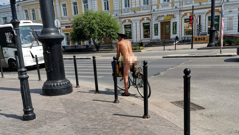 Знаменитого голого велосипедиста из Омска арестовали