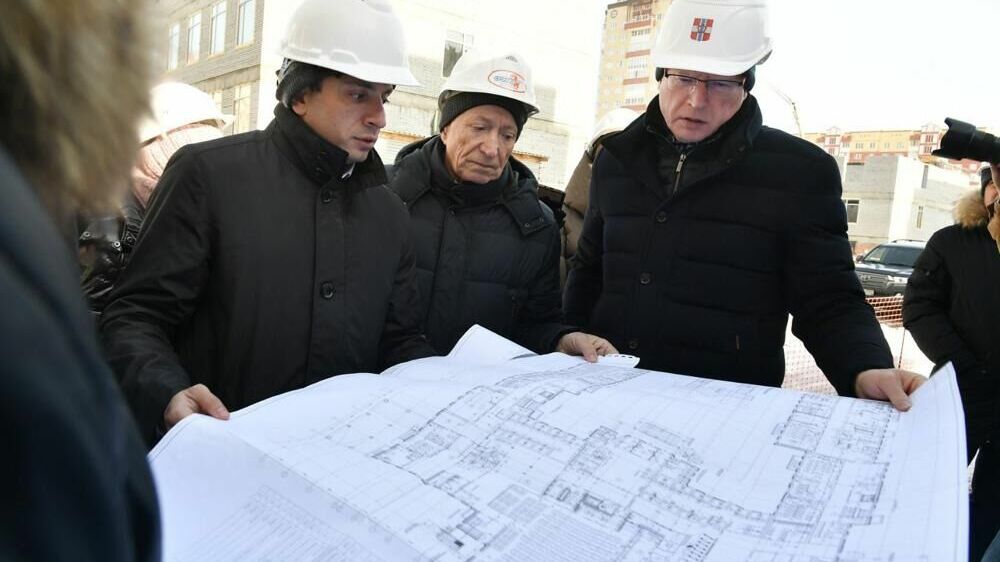 Губернатор Омской области оценил темпы строительства школы на Космическом проспекте