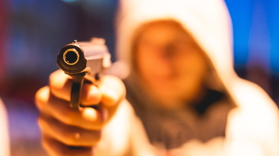Как в кино: омич с пистолетом напал на бывшего мужа своей возлюбленной ради денег