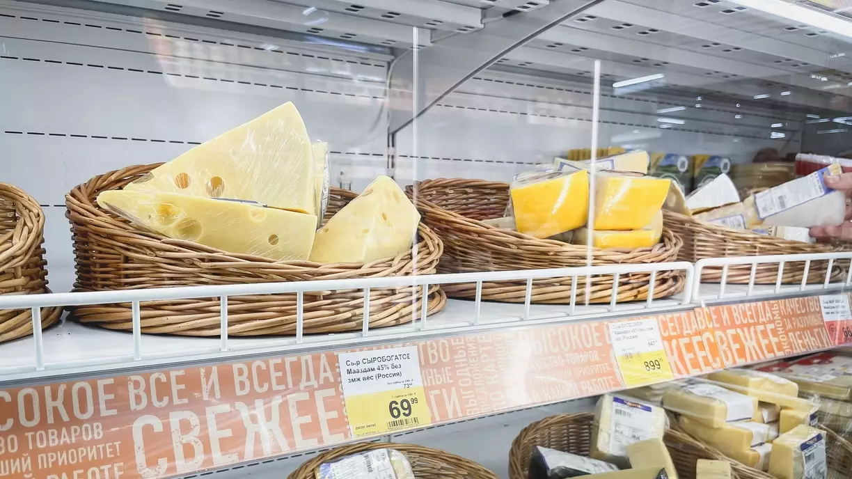 Омская полиция разыскивает мужчину, укравшего из магазина несколько видов сыра