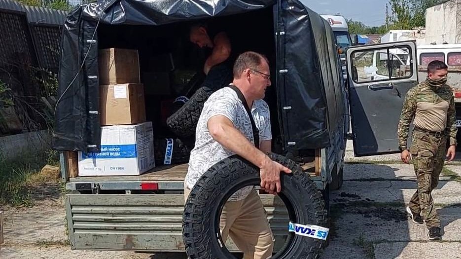 В Стаханове встретили гуманитарный конвой из Омской области