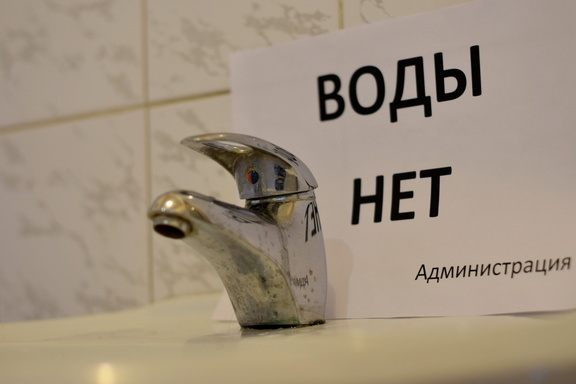 Жители поселка под Омском пожаловались на отсутствие воды и бездействие властей