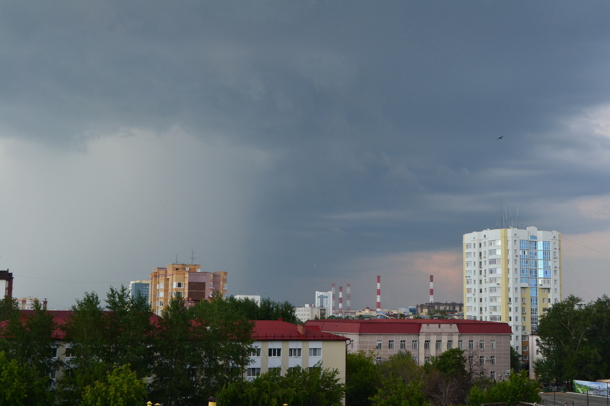 На Омск надвигается буря с грозой и градом