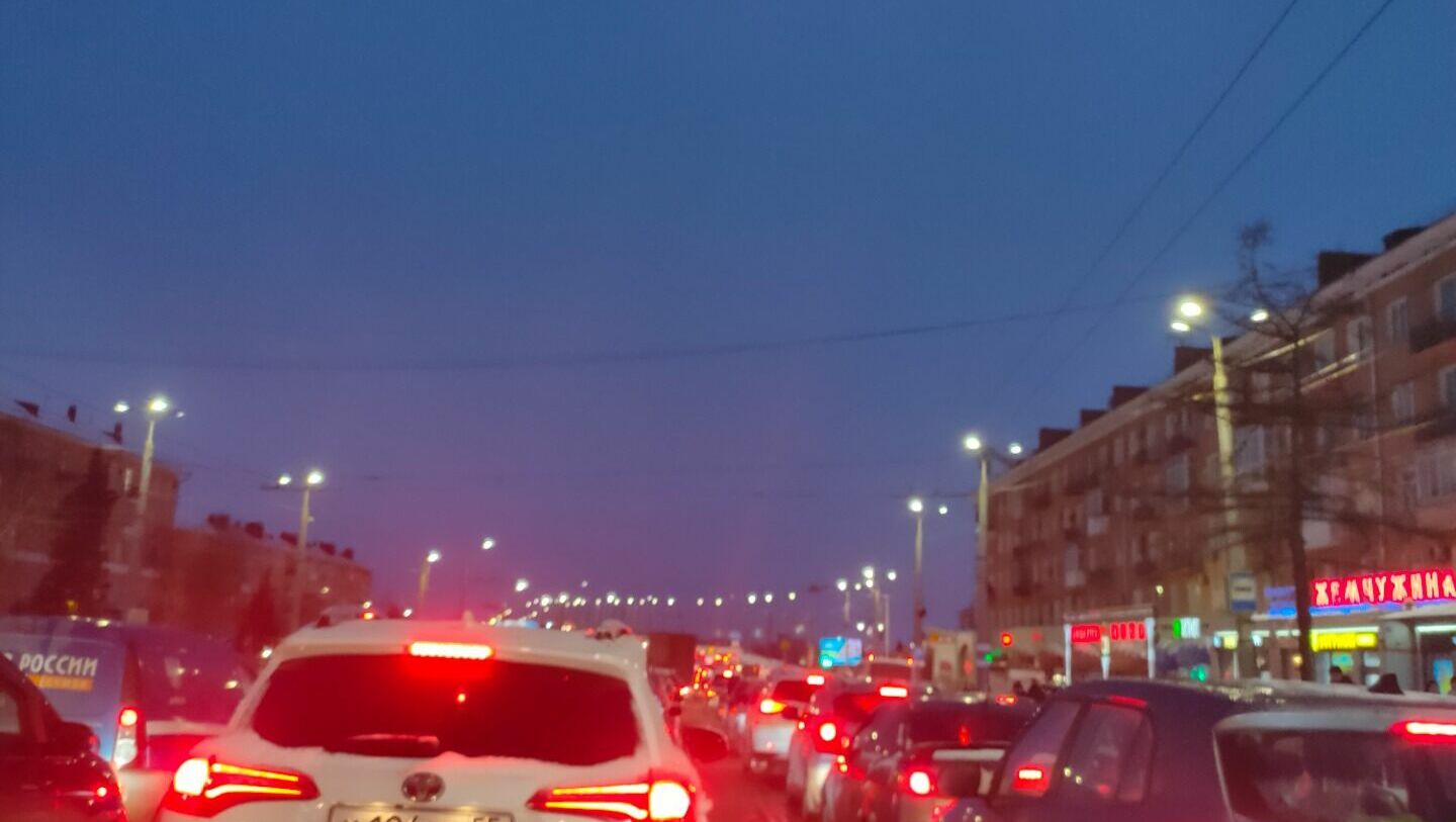 вечерняя пробка перед Ленинградским мостом