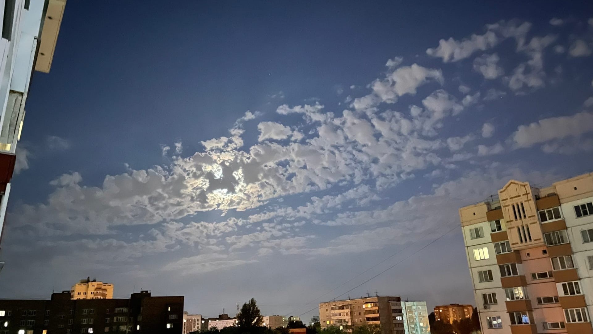 Омичи заметили в небе над Омском захватывающее атмосферное явление