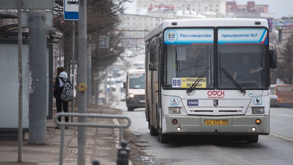В Омске еще один автобусный маршрут перевели на регулируемый тариф