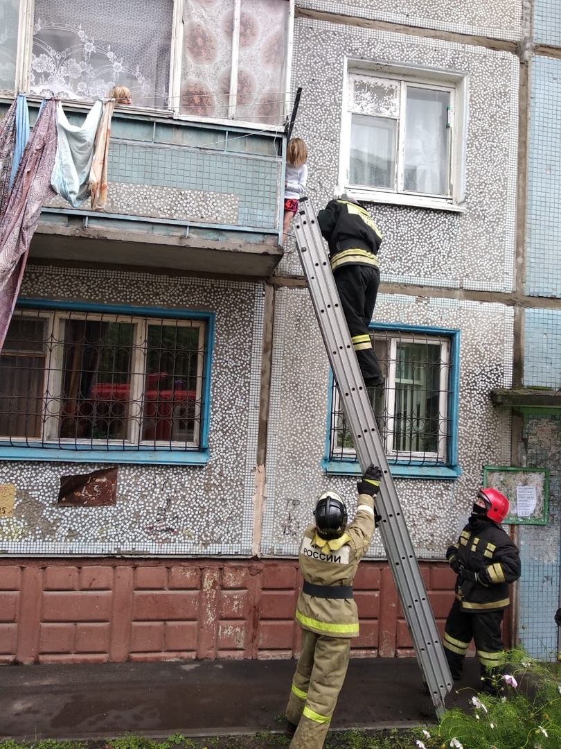 В Омске 6-летняя девочка едва не сорвалась с мокрого балкона