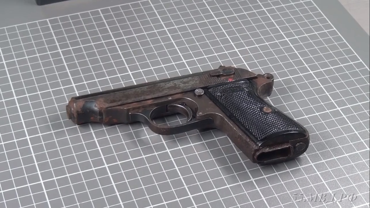 На чердаке дома в центре Омска нашли немецкий пистолет 1929 года