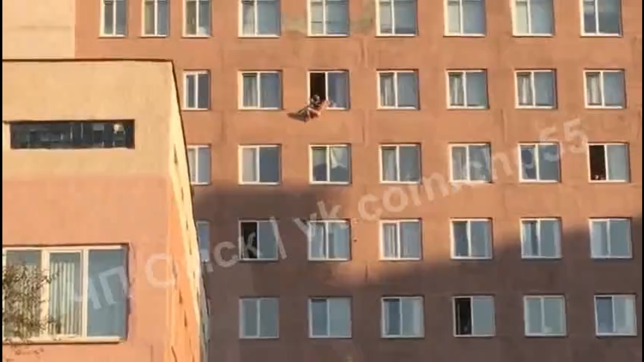 Из окна горбольницы в Омске едва не выпал пациент после реанимации (Видео)