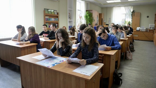 Омский политолог раскритиковала ЕГЭ, на которых больным школьникам запрещают платки