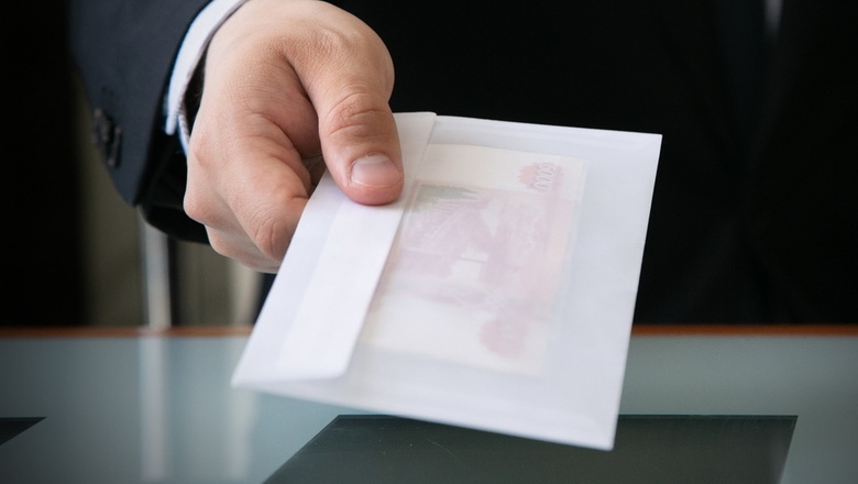Иностранец из Омска с поддельными правами пытался дать взятку на въезде в автоград