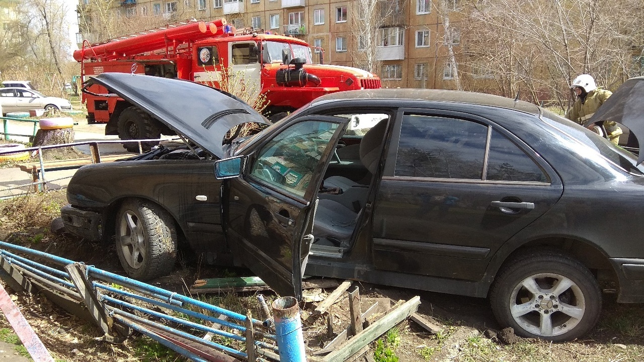 В Омске водитель Mercedes бросил разбитую машину у сломанного забора