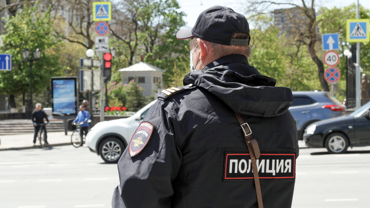Слезы полицейского обошлись омичу в 200 тысяч рублей