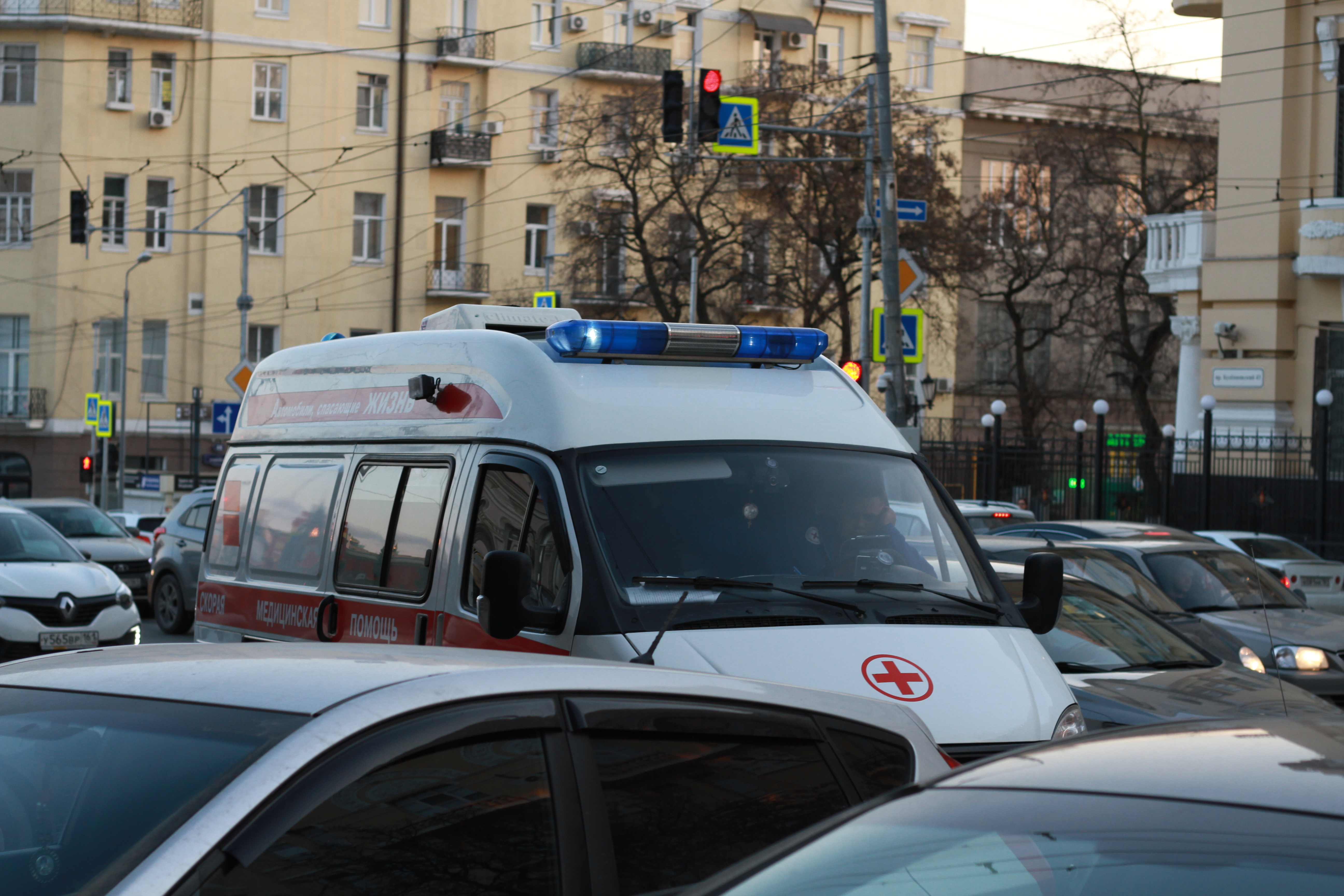 Омские водители игнорируют «скорые» на дорогах города