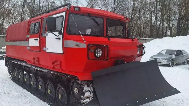 По поручению Виталия Хоценко в Омскую область прибыл новый снегоболотоход