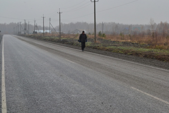 В Омске начали искать кареглазого мужчину в черной куртке