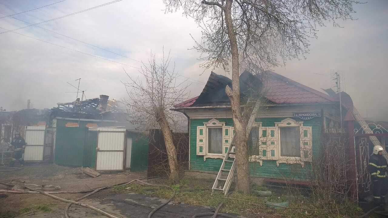 В Омске взорвался газовый баллон во время пожара в частном секторе (Видео)