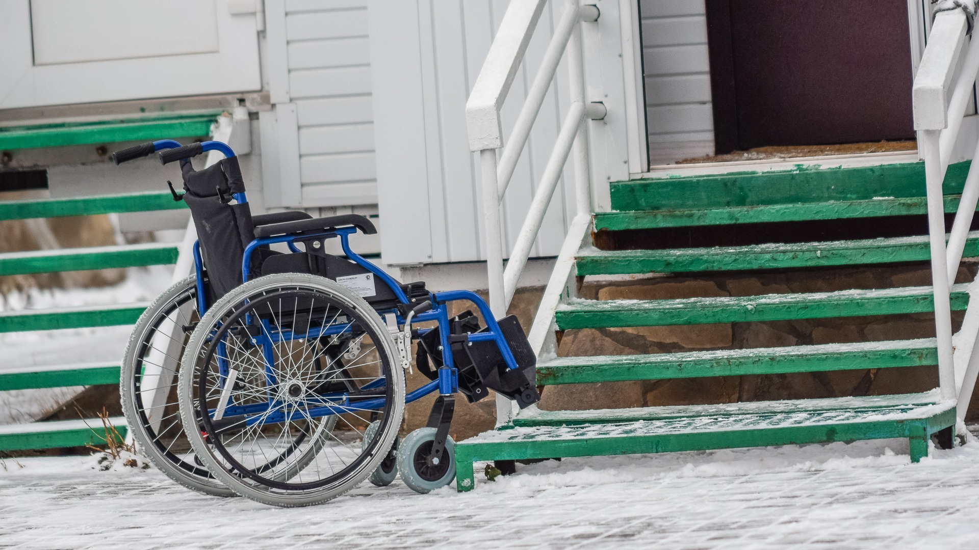 Омичка добилась компенсации за сломанную ногу на пандусе для инвалидов