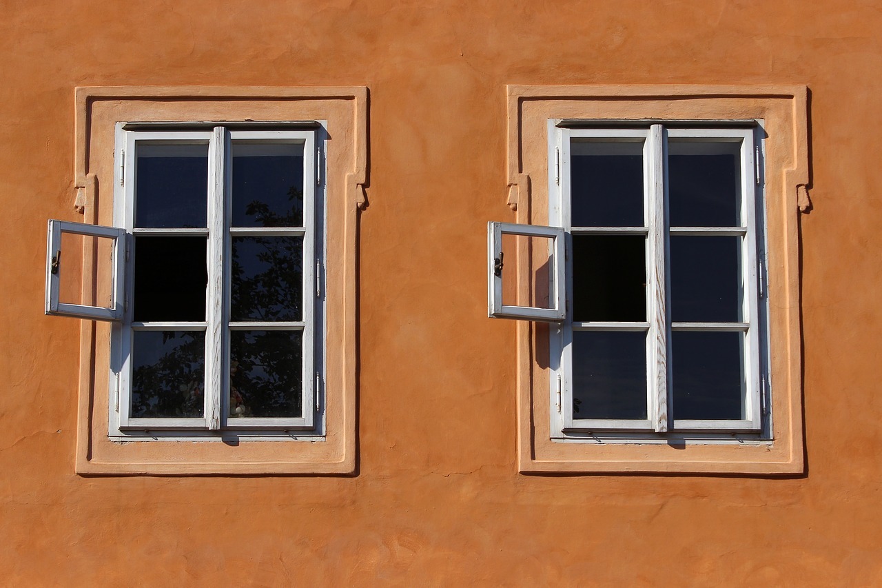 Из-за строительства дублера дороги 70 лет Октября в домах заменят окна