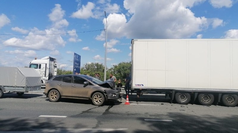 На трассе Тюмень-Омск в ДТП с грузовиками пострадала молодая семья