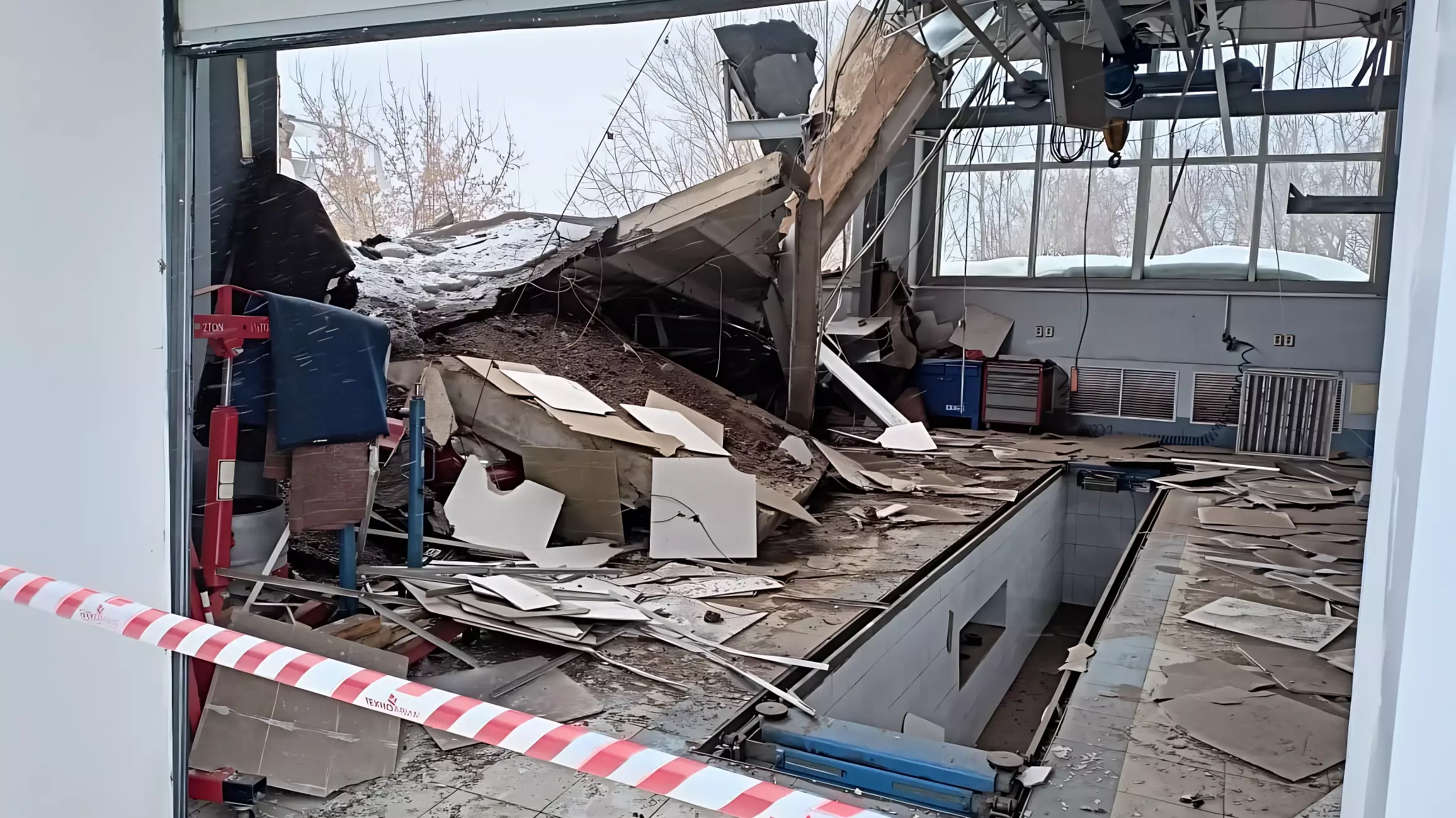 На омском Левобережье обрушилась крыша в здании СТО