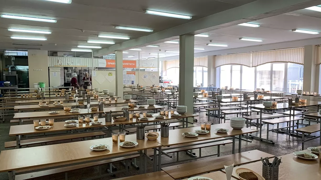 Ученики одной из омских школ пожаловались на качество питания в столовой