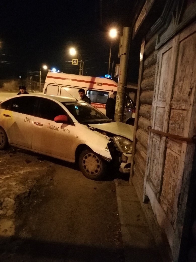Машина с логотипами «Яндекса» столкнулась с иномаркой и влетела в жилой дом