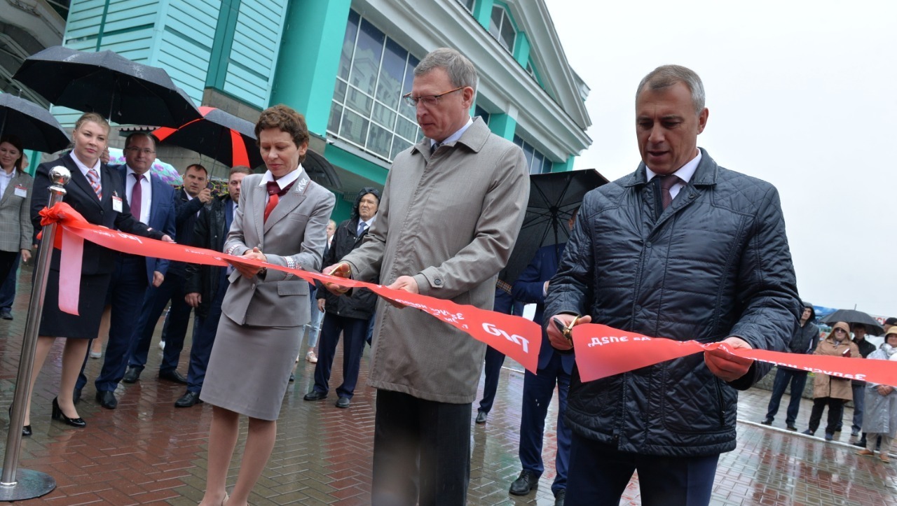 Губернатор Бурков принял участие в запуске нового комфортабельного электропоезда