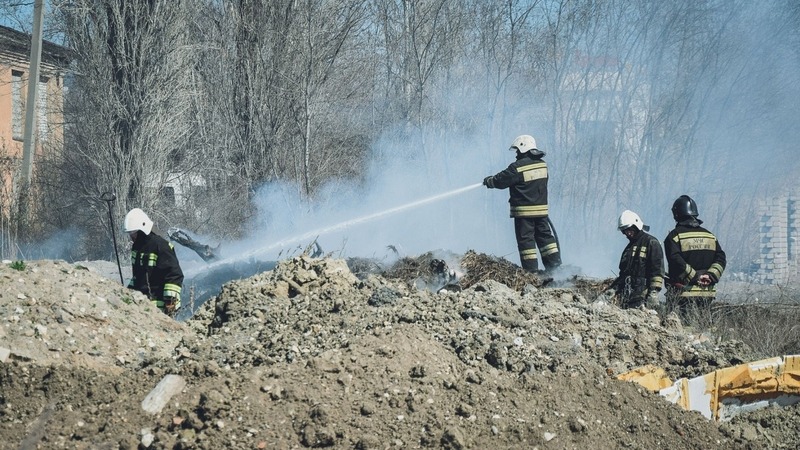 В Омске еще раз продлили сроки тушения пожара на пометохранилище
