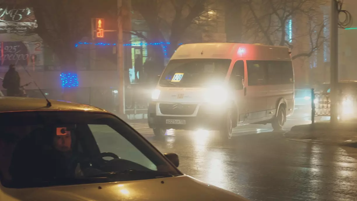 В Омске водитель высадил из маршрутки подростков из-за транспортной карты