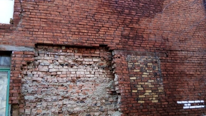 Найден ряд дефектов. В Омске признали небезопасным дом, в котором обрушилась стена