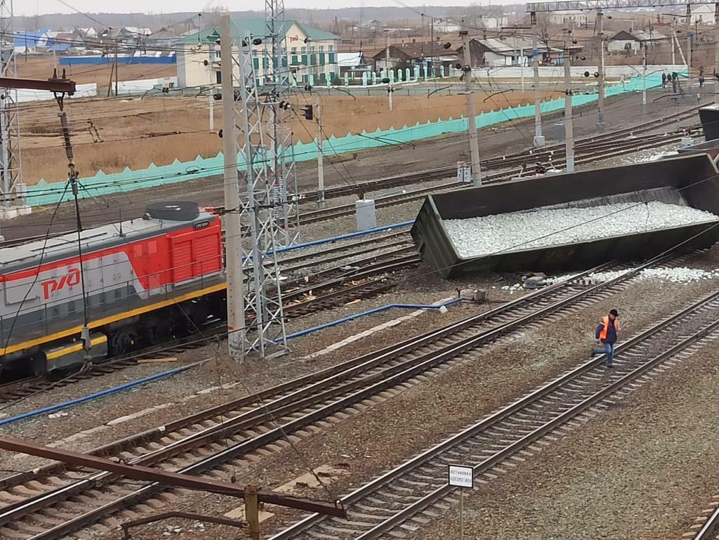 На железной дороге по пути в Омск сошли с рельсов 30 вагонов