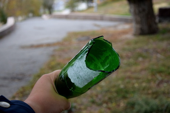 В Омске рецидивист изуродовал молодоженов разбитой бутылкой из-под шампанского