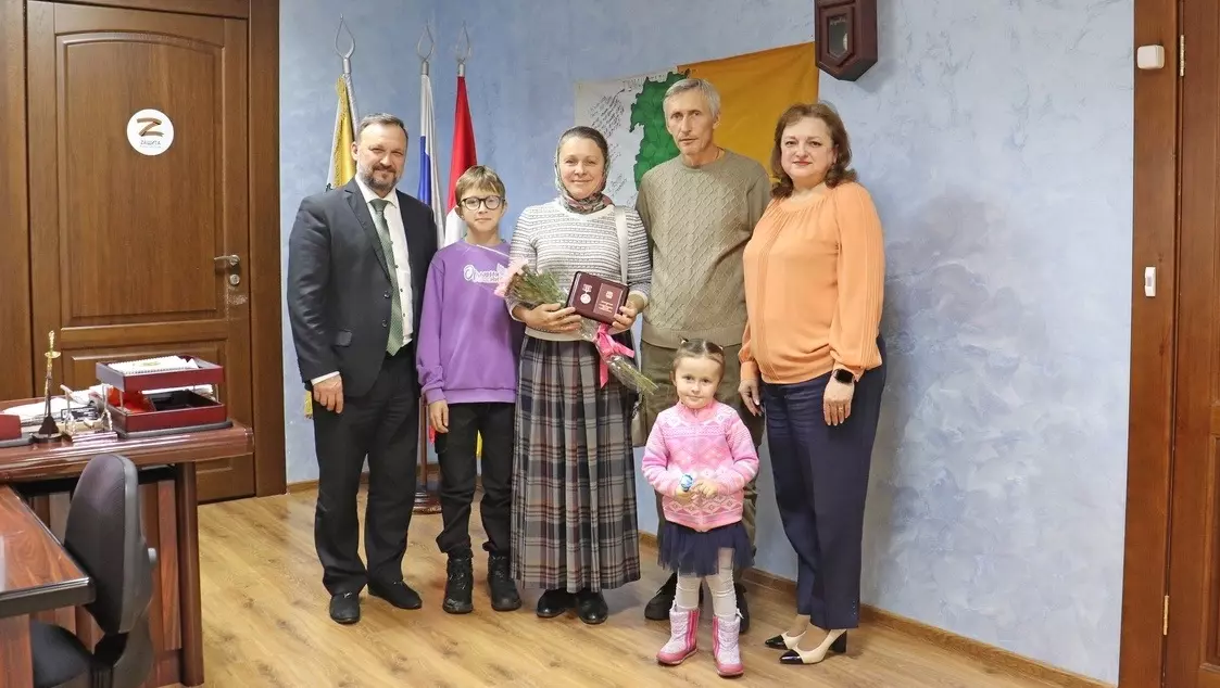 В Омском районе матери шестерых детей вручили медаль