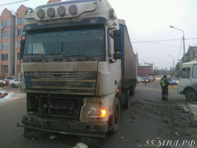 В центре Омска пассажирский автобус врезался в большегруз