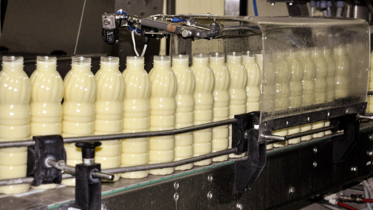 Производители молока вынужденно перейдут на пластиковую тару