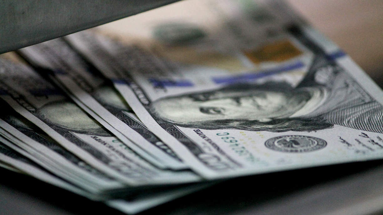 В омских отделениях банков стали заканчиваться доллары