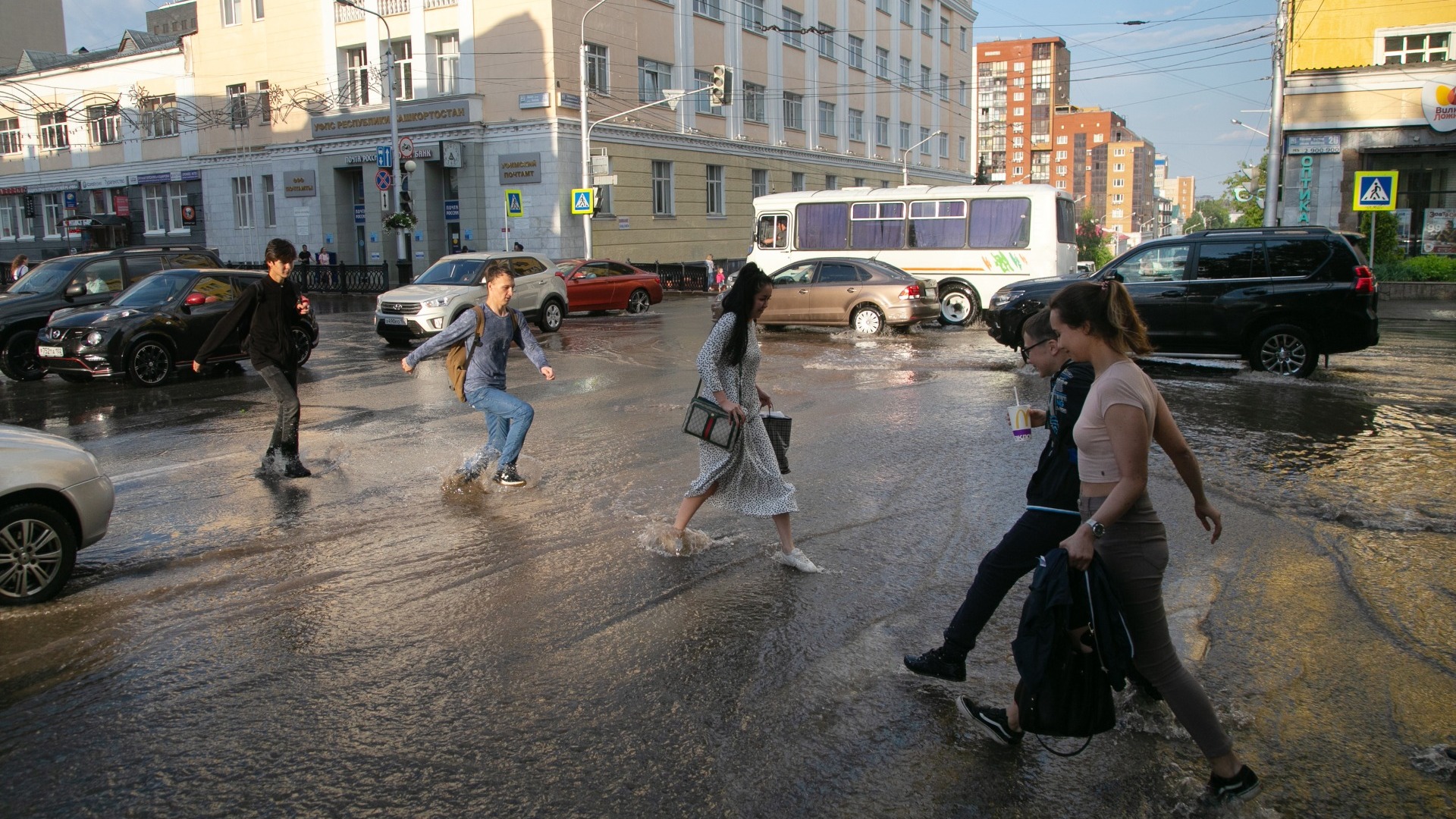 Десятки омских улиц затопило водой после продолжительного дождя
