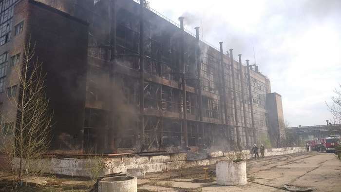 Омские спасатели потушили пожар на бывшем заводе пластмасс