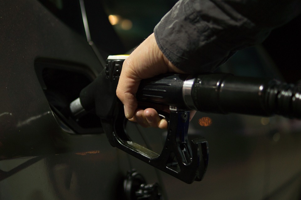 ФАС: бензин не подорожает из-за падения цен на нефть