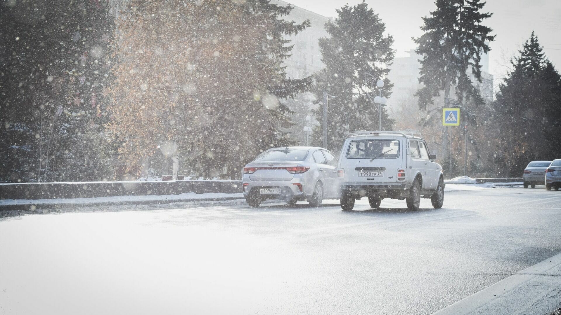 Омская Госавтоинспекция предупредила водителей об опасности из-за снегопада