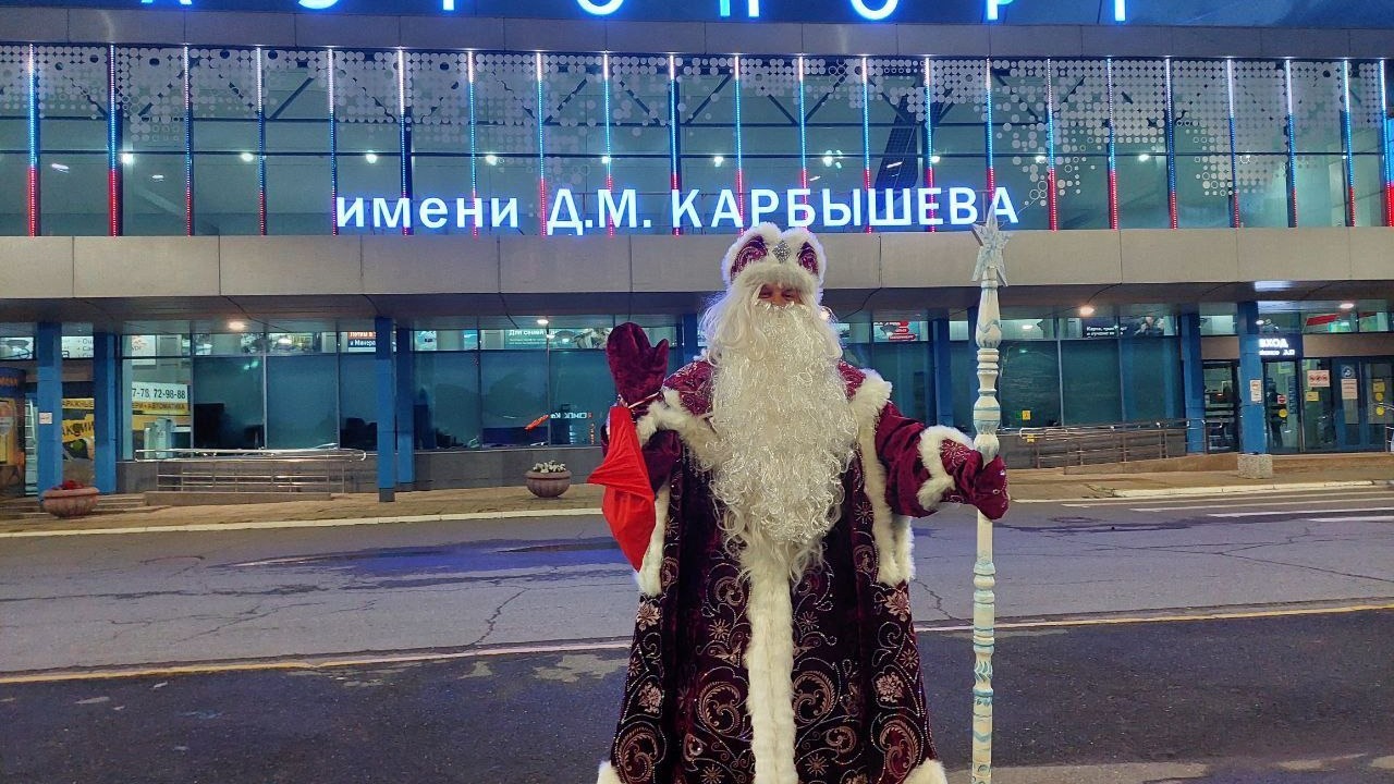 Омский Дед Мороз отправился в путешествие не на санях, а на самолете